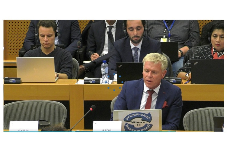 Nella seduta straordinaria del Parlamento Ue sul Covid, l'eurodeputato Robert Roos accusa la Pfizer che ammette: non abbiamo testato il vaccino